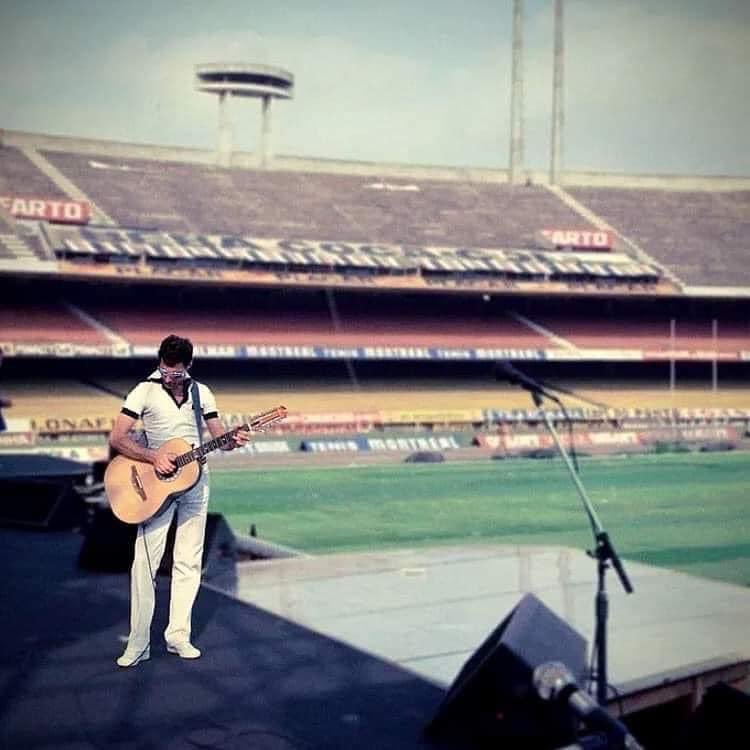 Freddie Mercury passando som, horas antes do show do Queen no Estádio do Morumbi, no dia 20 de  março de 1981. 🤘👏👑