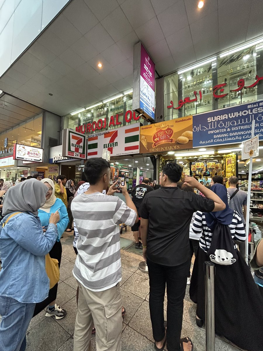 HIS_KualaLumpur's tweet photo. /#ブッキビンタン の超人気店 #Friendfries 🍟/
#パビリオン 近くで #大人気 🏆のフレンドフライス🍟。
フライドポテトに自分の好きな味のソースをかけてもらいます。
今回はチーズ🧀に挑戦😉。
トロけるチーズとポテトの相性が最高でした。
#bukitbintang #malaysia #マレーシア #フライドポテト https://t.co/OphlxbKCiL
