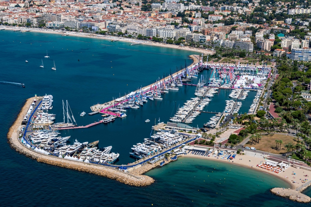 Located on the two ports of Cannes, the Vieux Port and the Port Canto, the Cannes Yachting Festival kicks off today with over 650 boats to see. Send us some photos to make us jealous if you're going! #maritime #yachtfestival