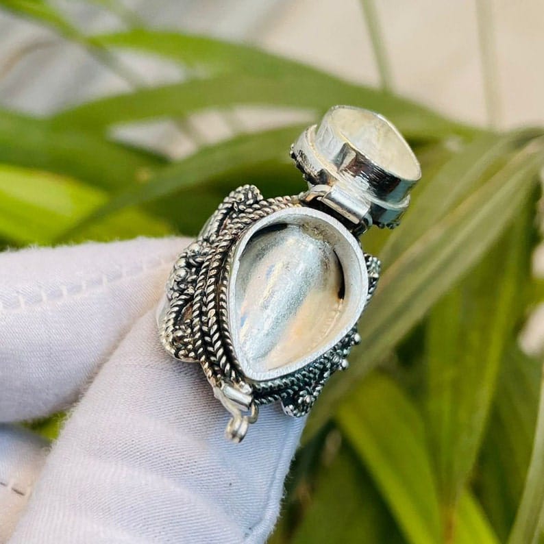 rajnijewelry's tweet image. Red Garnet Gemstone Ring,925 Sterling Silver
Buy AT:

amazon.com/Gemstone-Birth…

#Redgarnetgemstonering #Messageboxring #Healingcrystal #Designerringforgift #Hippiering #Giftforwife #Dailywearring #Bridesmaidgift #Garnetjewelry #Sterlingsilverjewelry #Vintageboxring #Gemstonering