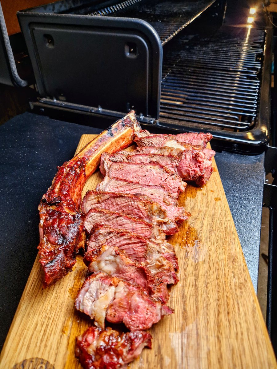 Tomahawk Tuesday or any day is always a great day! As the old saying goes a steak a day keeps the doctor away! Or something like that 🤣 This massive tomahawk was reverse seared to perfection in the @TraegerGrillsUK Ironwood XL Check out @Caterboss1 for all things Traeger