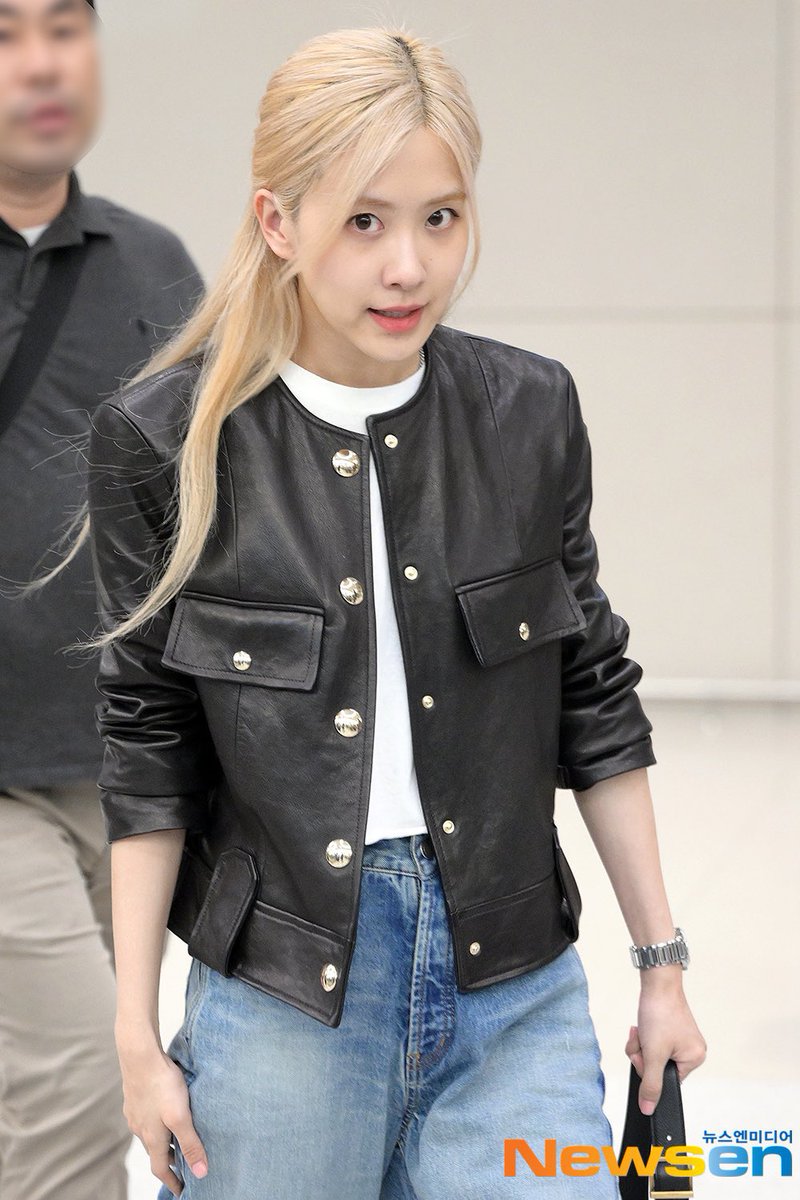rosespics's tweet photo. rosé at airport today https://t.co/cnn95N6r8g