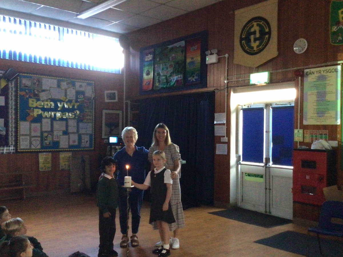PenllergaerP's tweet image. @PenllergaerP We lit a special candle during assembly to remember the @PeaceMala golden rule. Treat others as you wish to be treated. 🕊🌈🕯🕊🌈🕯🕊🌈🕯. 
#PPSHum 
#PPSCom