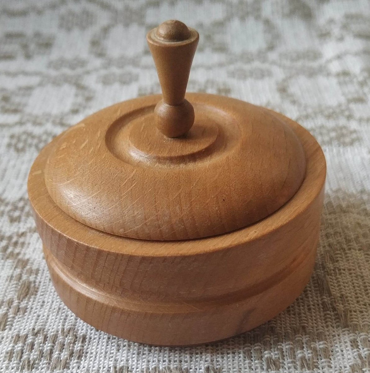 VintageSoviet's tweet photo. #Wooden #Box #Latvian #vintage #Round #Jewelry #Casket #Lidded #WoodBox #Minimalist #TreasureBox #jewelrybox #Baltic #atvia, 1970s  https://t.co/A7lDCAT1y6 https://t.co/gIqGNLiwlV