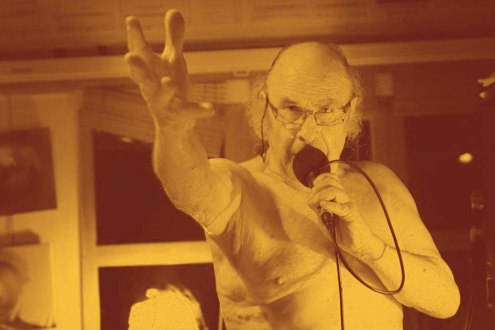 futuristika's tweet image. 78 yaşında bir anarşist ozan, dinleyicileri  genç yaşlı herkes. Yılda yüz adet ücretsiz konser veriyor. Öfkeli ve neşeli. futuristika.org/prince-ringard… #AntiFa #Kabare #PrinceRingard #SpokenWord