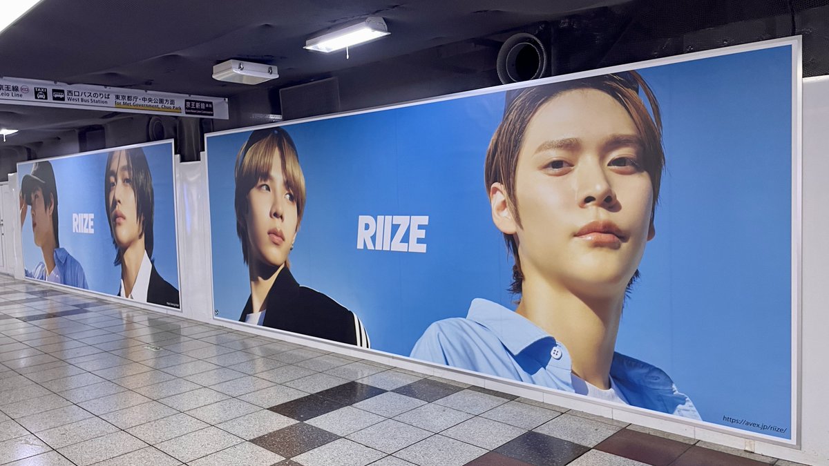 RIIZE_official's tweet photo. 9/11(月)～9/17(日)
東京メトロ新宿駅構内新宿メトロツインプレミアムセットにて特大ボード掲出中📣
 
💿 https://t.co/SMlnIIoFnQ
🎧 https://t.co/e7WQslvefv 
 
⚠️ 駅係員へのお問い合わせはご遠慮ください。
 
#RIIZE #라이즈
#RISEandREALIZE
#GetAGuitar #RIIZE_GetAGuitar
#Memories https://t.co/MRw6JC3V2i