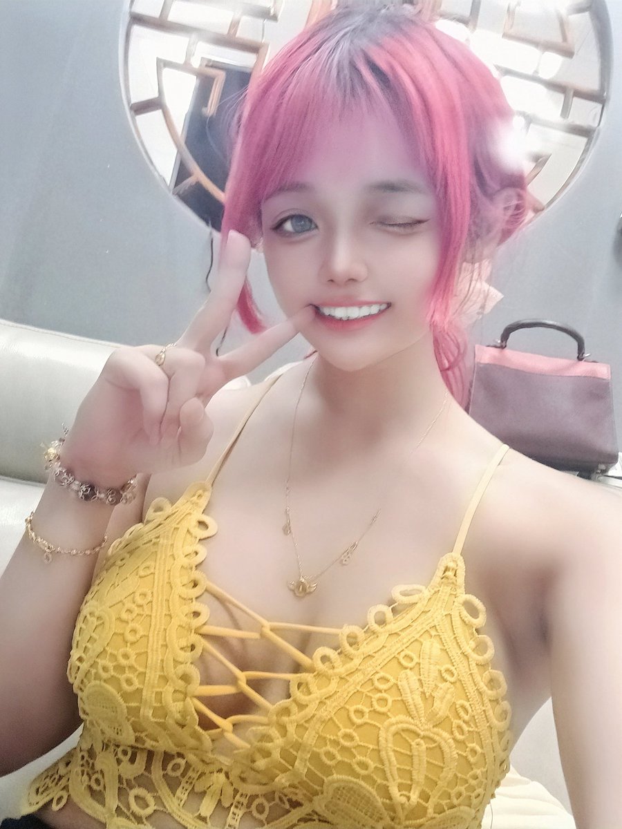 沒穿內衣是不可能有乳溝的啦～
工作室下禮拜一開始預約喔 ～

項目有美容美體跟除毛
男女都可以來 想看我穿情趣睡衣 要來夜店局啦 幫你們服務頂多穿清涼喔～

本人有職業證書跟營業牌照！！

地址 : 台中市北區北平路二段102－23號（小芸の茶樓上）
營業時間:12:00~ 24:00（預約制） https://t.co/wj2lYdcIuX