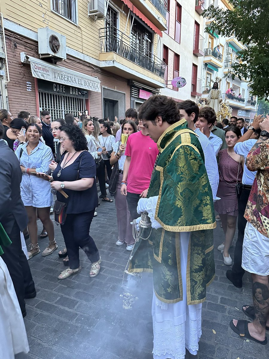 ‘Rocío del Cielo’, el incienso personalizado de la Hermandad de la Redención usado ayer en el traslado a Santiago.