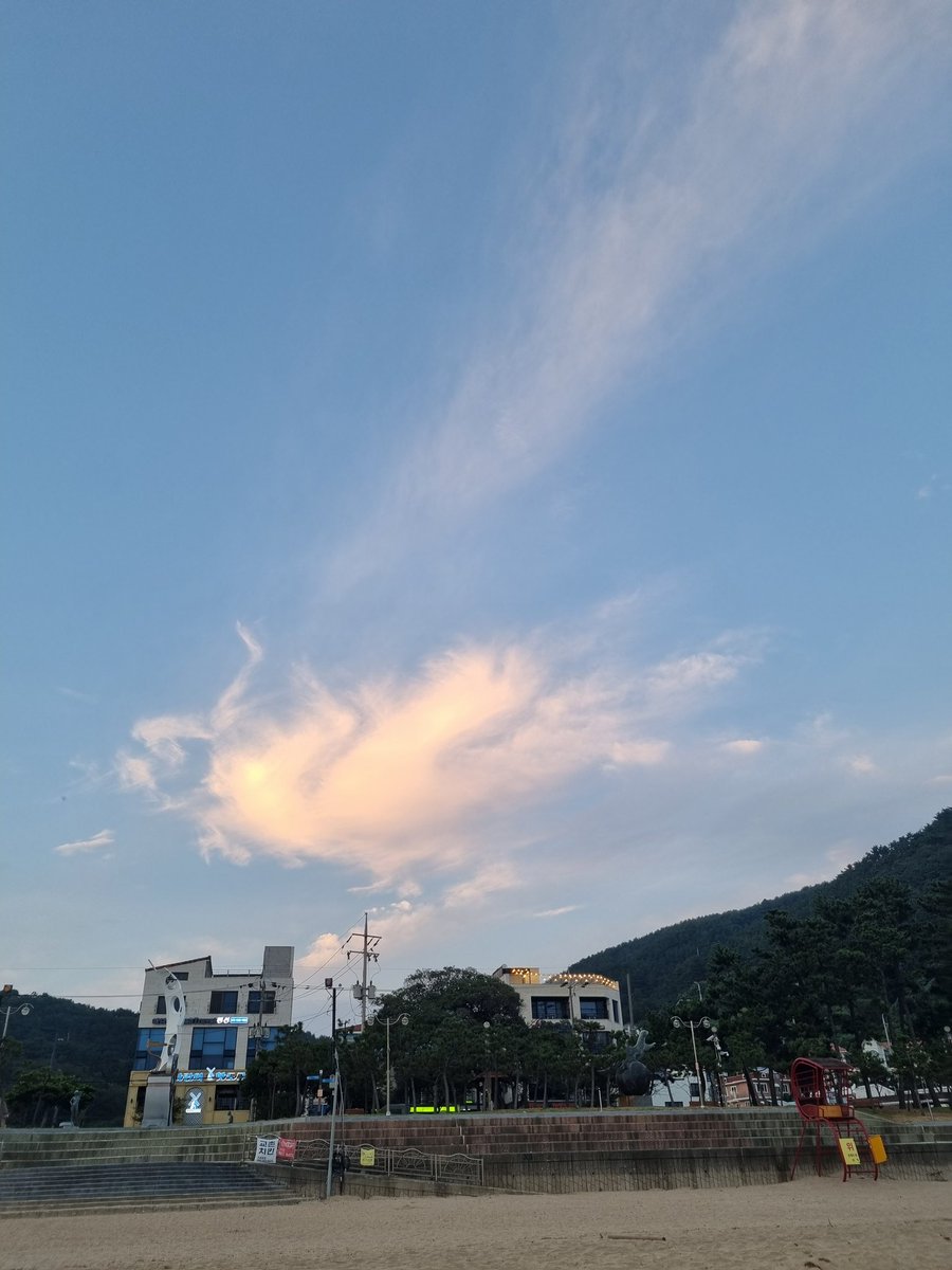NastiaBArmy's tweet photo. Let’s see your sky pics!
#HecticDaysWithJoon
#HappyBirthdayNamjoon
#SkyForNamjoon https://t.co/XyiI4fujOH