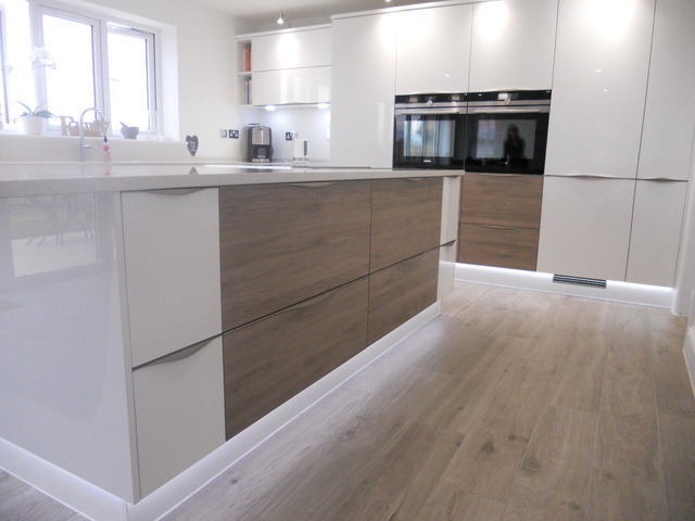 DisInterior's tweet photo. White Gloss and woodgrain.👌Talk to us about your kitchen design needs. 01206
861268
#kitchens #colchester #kitcheninstallation #kitchendesign #kitchenrenovation #fittedkitchen #bespoke #kitchen https://t.co/HS25HP3fHj