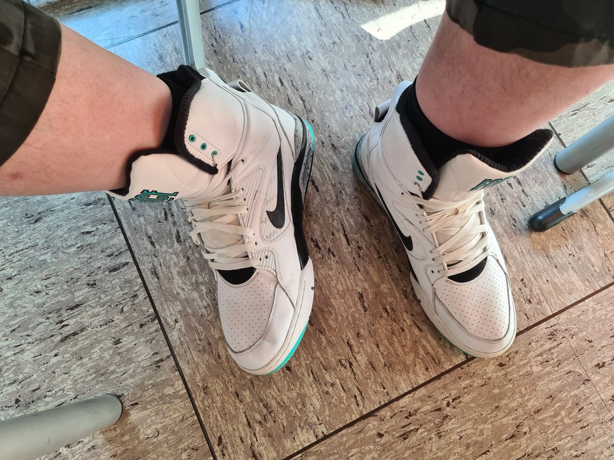 Wolfstone18's tweet photo. I usually not like wearing these during work, but today will be a bit more relaxed.
So, enjoy my today's sneakers:
#Nike #AirCommandForce https://t.co/QvwHtHA1TX