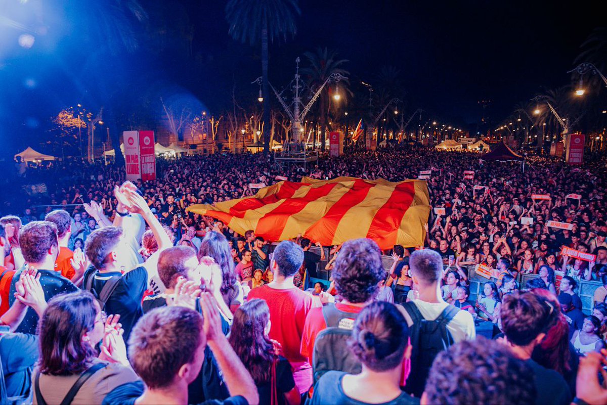 30 anys des de l'assassinat de Guillem Agulló i continuem sent milers de joves que lluiten i somien en un futur millor ❤️ #Diada2023