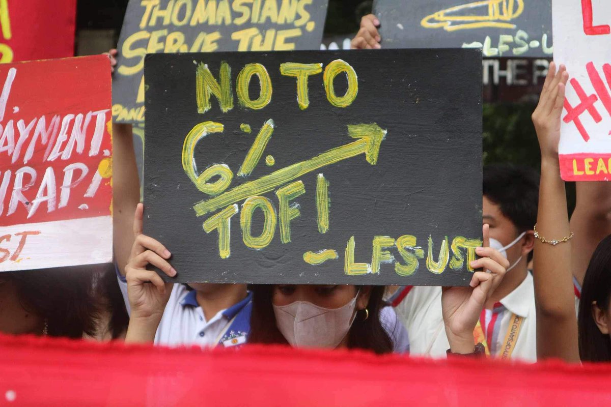 KabataanPL_UST's tweet photo. Sa ika-46 na anibersaryo ng LFS kahapon, naglunsad ng kilos-protesta sa harapan ng PUP para ipanawagan ang mga hinaing ng kabataang estudyante sa edukasyon na  tuition fee and other fees increase at , budget cuts sa sucs. 

#LFS46 
#EducationIsARight https://t.co/8K8yWmhKzk
