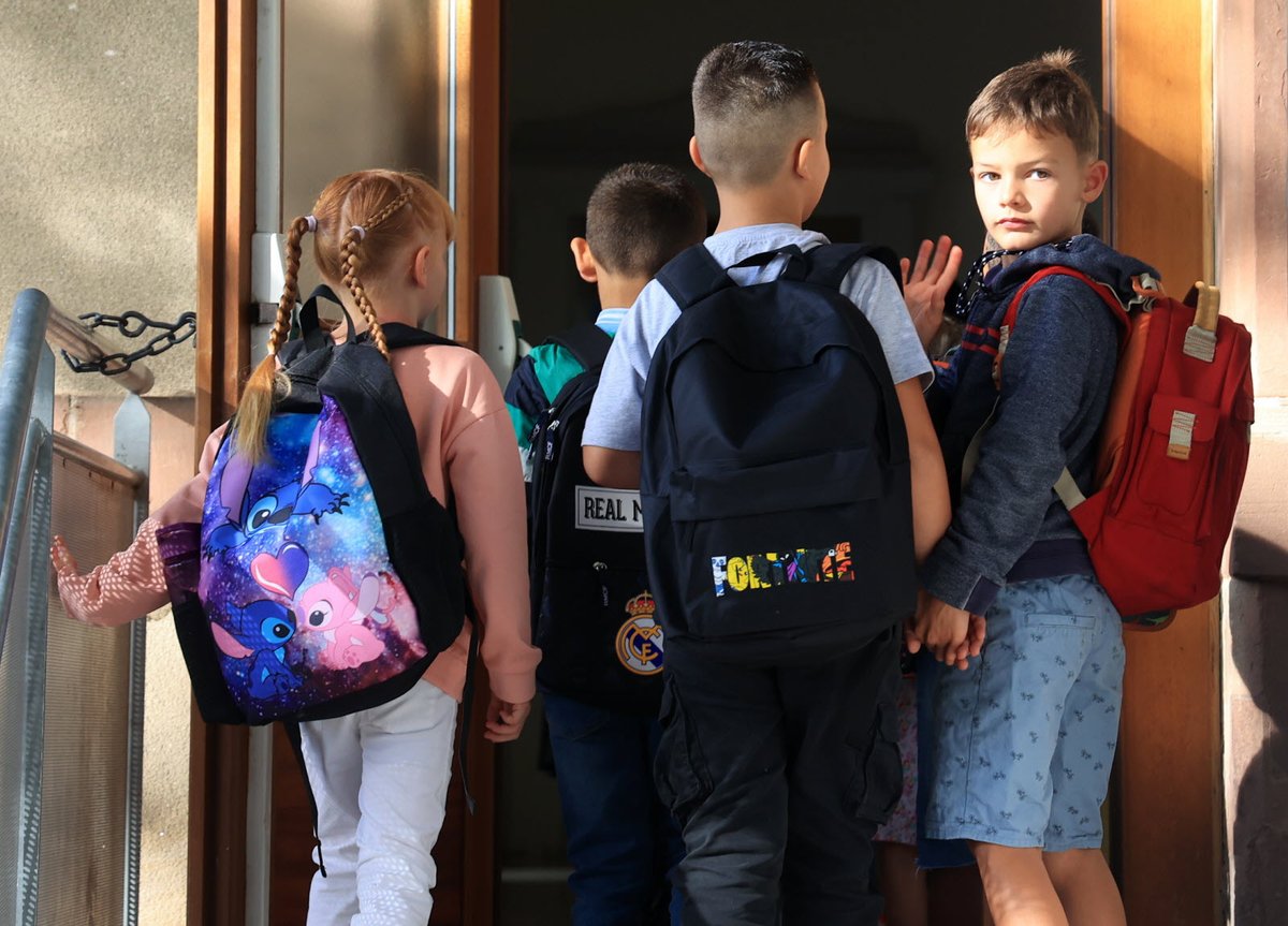 🛡️ Ce début d'année est aussi l'occasion de se rappeler de  l'importance de la #Cybersécurité. Ne partagez jamais vos données  personnelles en ligne avec des inconnus. Un moment d'inattention peut  avoir des conséquences durables. Soyez vigilant(e)s ! 🔒  #DonnéesPersonnelles