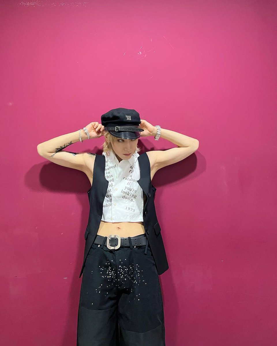 TENLEEARCHIVE's tweet photo. this outfit was way too good 

#TEN #텐 #李永钦 #เตนล์ https://t.co/IakvGLoHHh