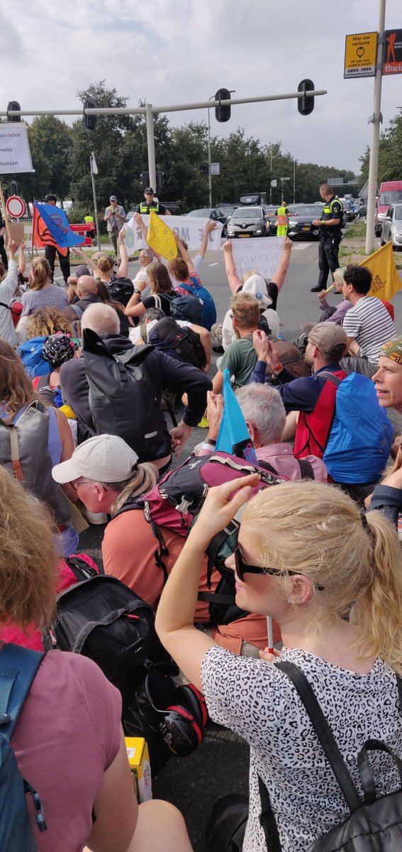 A12-blokkade dag 4. Daar zijn we weer! Rob Jetten, zijn de fossiele subsidies al afgeschaft? Nee? Dan gaan wij er weer even rustig voor zitten. 

#StopFossieleSubsidies #A12 #Klimaatrechtvaardigheid