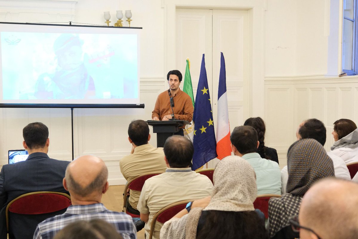 Azadi_Asso's tweet photo. 2ème panel, les intellectuels, les journalistes et les amis d'Afghanistan/Khorasan ont parlé de la personnalité charismatique du commandant Massoud et de la valorisation de Massoud envers les femmes, la culture et la liberté. Ensuite, des poèmes appropriés ont été récités.
🟤⚪️⚫️ https://t.co/ZhpYS2taYf
