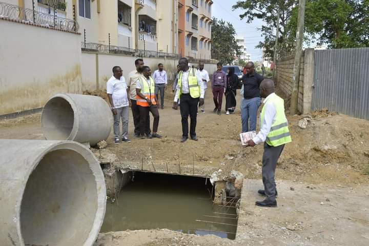 EL NINO PREPAREDNESS! @MombasaCountyKe through @Dolph_Mombasa together with the Department of Transport & Infrastructure are on high alert ensuring construction of box culverts & unblocking of drainage around the county are finished in time in readiness for upcoming rains.