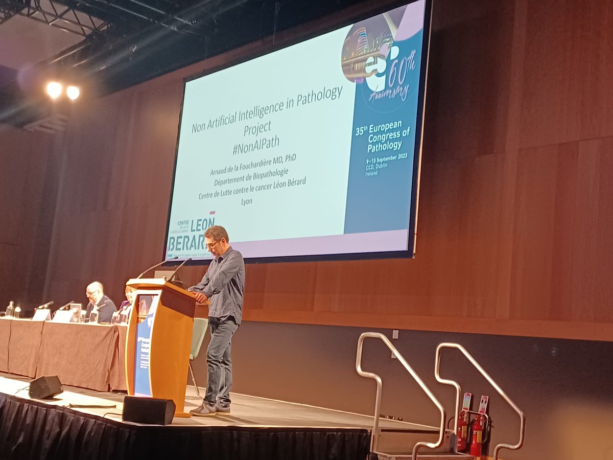 Presenting my educational pathology video project #ECP called non artificiel intelligence in pathology. Thanks to <a href="/GoldmanGab/">Goldman Gabrielle</a> for the pict. Having a blast in Dublin.
