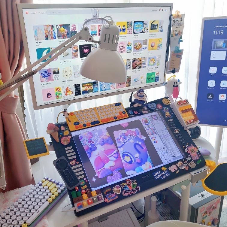 wacom's tweet photo. Ever peeked at another artist's desk and thought, "Whoa, thatโs so cool!"? We did too! ๐จ
Check out Dฦฐฦกng amazing setup โจ
Leave a ๐ in the comments if you love this #WacomWorkspace
#WacomCintiq #Creatives #Workspace https://t.co/9vjfjJmyLn