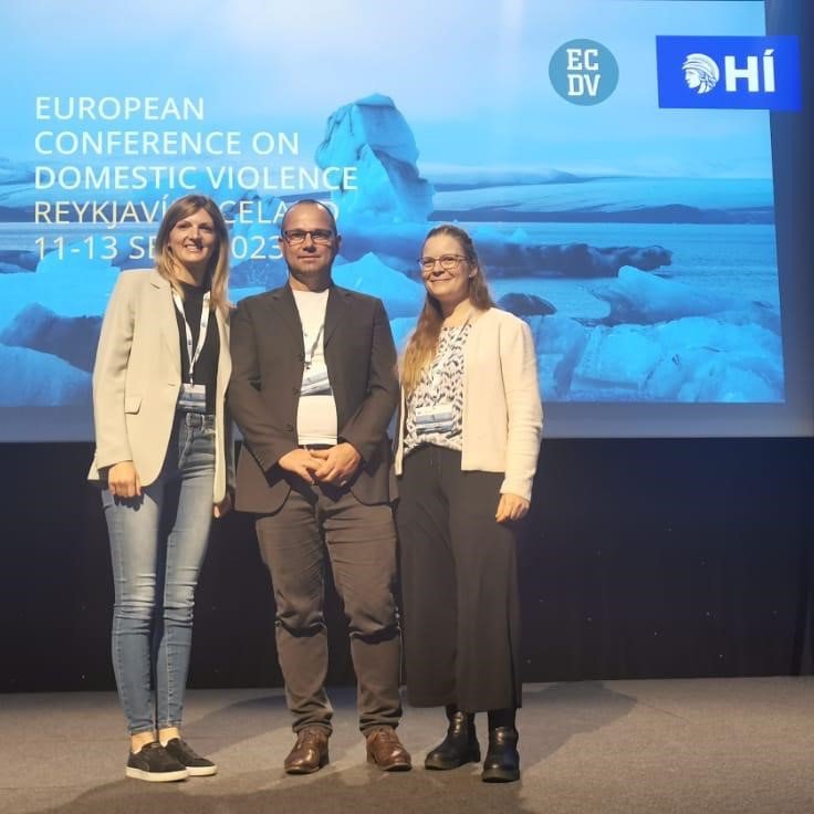 SKM Bundesverband (@skm_bv) on Twitter photo Gegen HĂ€usliche Gewalt in Island - Michelle (links) bei der European Conference on Domestic Violence Reykjavik. Gemeinsam am Start mit den Kolleg*innen der Bundesfach- und Koordinierungsstelle MĂ€nnergewaltschutz <a href="/Gewaltschutz/">BFKMĂ€nner</a>. Gegen HĂ€usliche Gewalt in Island - Michelle (links) bei der European Conference on Domestic Violence Reykjavik. Gemeinsam am Start mit den Kolleg*innen der Bundesfach- und Koordinierungsstelle MĂ€nnergewaltschutz <a href="/Gewaltschutz/">BFKMĂ€nner</a>.