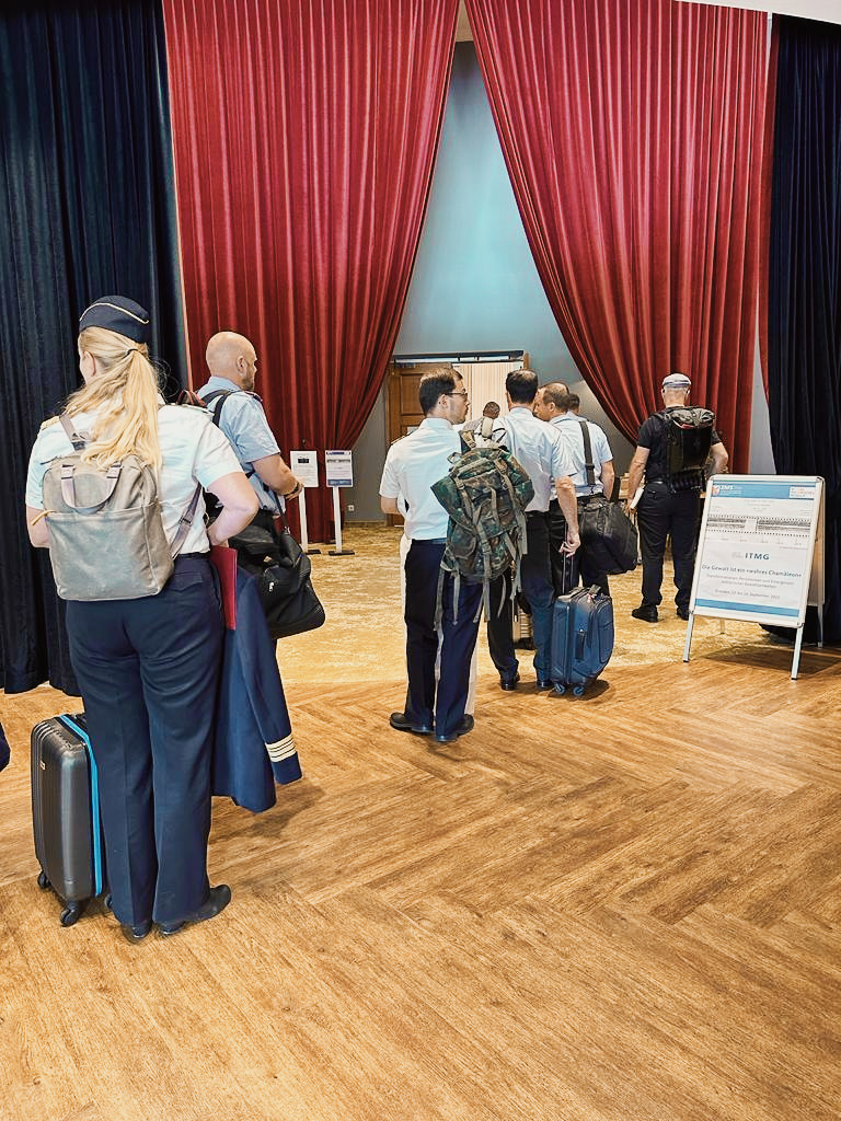 WissKommAttacks's tweet photo. So langsam haben sich die Sitzplätze bei der #ITMG23 gefüllt. Die Begrüßung wird jetzt Sven Lange – Oberst und Kommandeur des #ZMSBw – übernehmen, gefolgt von Alaric Searle und Frank Reichherzer, die in die #Konferenz einführen. Let's go! 🚀
#Militärgeschichte https://t.co/tmlLSs1Sty