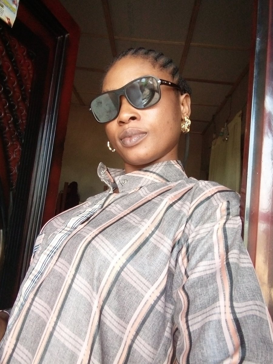 MercyGoldenWoli's tweet photo. We live by lifting other, even at our double hustling moment. Cause only God keep us  moving.. #onedaysomeday https://t.co/49SZurcviC