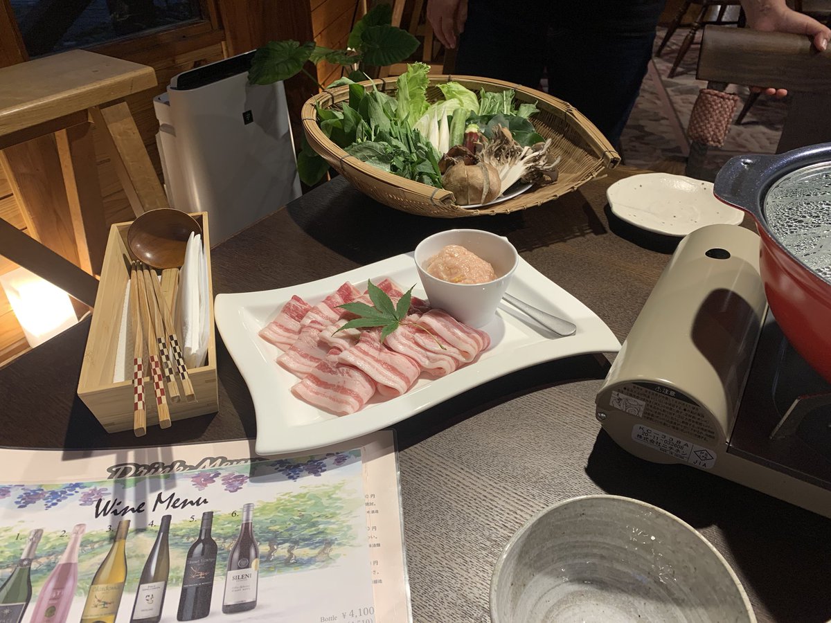 crazy_guitarr's tweet photo. 先週末は猿ヶ京温泉の愛犬と泊まれる宿へ
気さくな宿主さんと美味しい料理と緑に囲まれ癒しの時間を過ごせました🏔️
今度は冬にまた来たいなぁ
BOOWYとか単車の話とか楽しかった
癒されました♪
#ガルニヴィレッジ
#猿ヶ京温泉
#群馬 https://t.co/LwcJgHhLVW