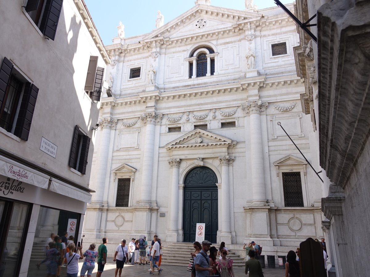 EnjoyRespectVe's tweet photo. I #tesori nascosti della bellissima #chiesa rinascimentale di San Salvador, a due passi da #Rialto: una tela di #Tiziano cela un capolavoro che pochi conoscono, una #pala d'altare trecentesca in argento dorato, visibile solo tre volte all'anno! 
#detourism #enjoyrespectvenezia https://t.co/jk4bNZNFJJ
