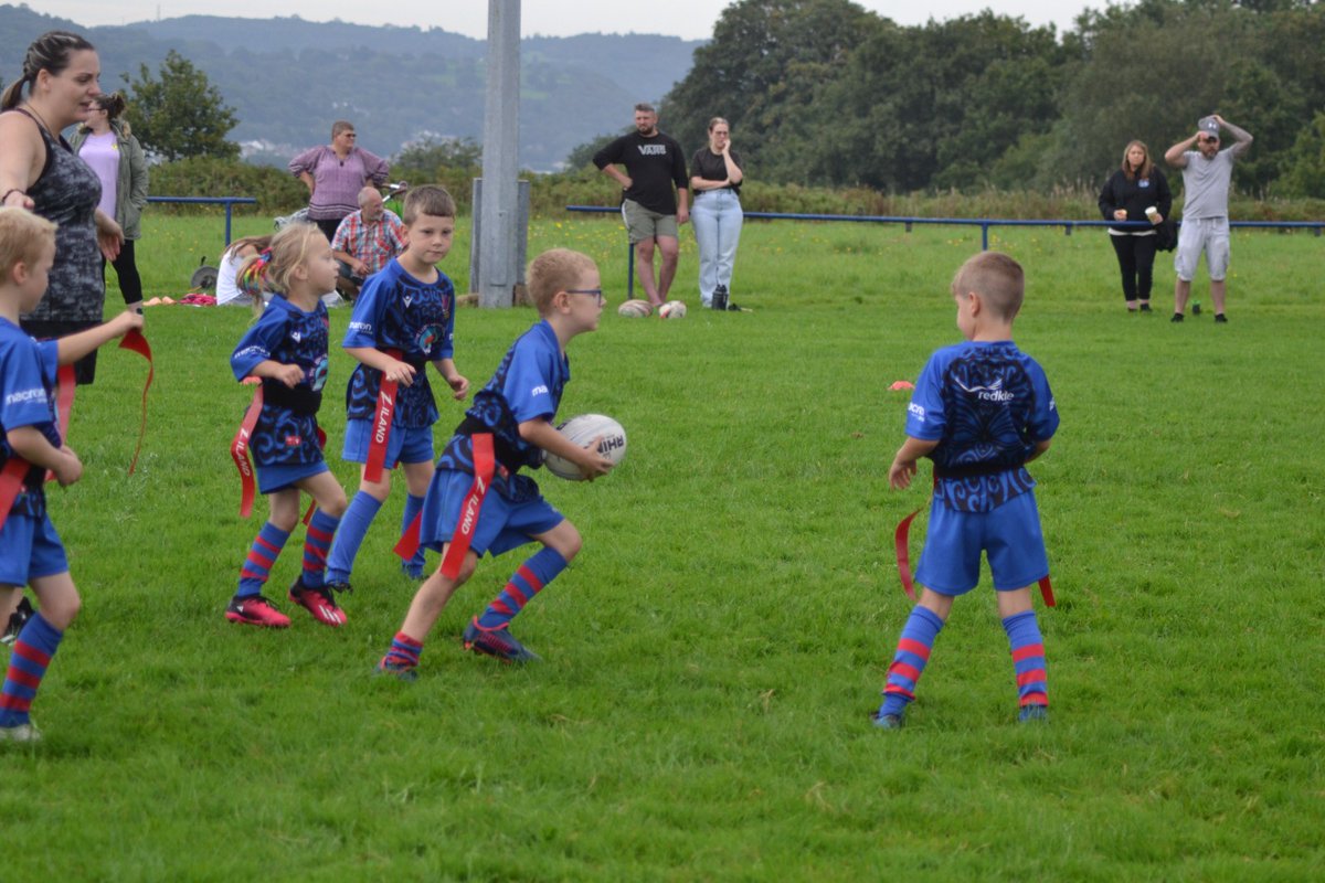 A big thank you to @BrynammanRFC u8s for coming to @Glais_RFC on Sunday morning. It was lovely to see everyone playing with smiles on their faces even with the showers. Everyone played amazingly with great tag rugby on show. Then we enjoyed the hotdogs. Good luck with the season