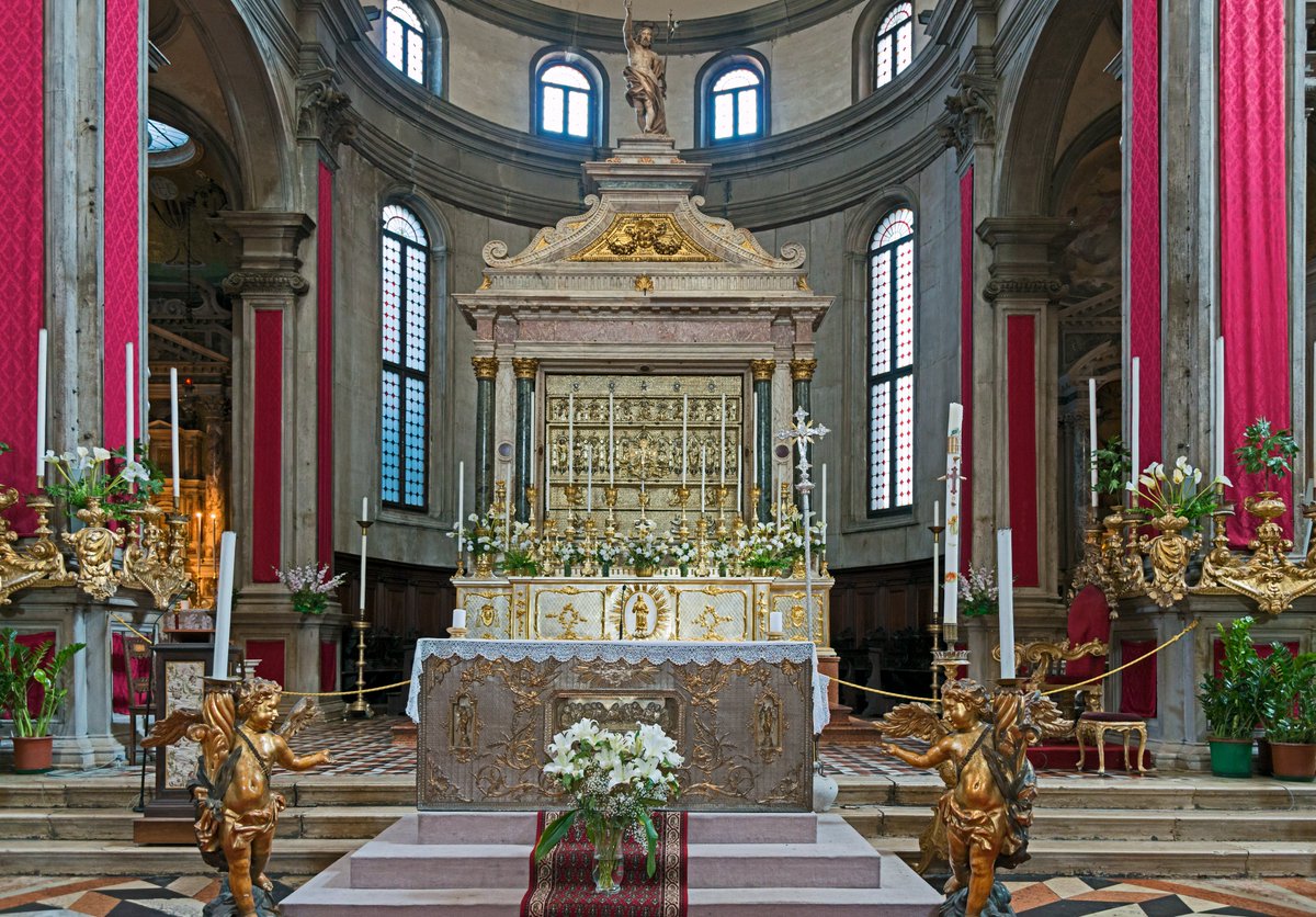 EnjoyRespectVe's tweet photo. I #tesori nascosti della bellissima #chiesa rinascimentale di San Salvador, a due passi da #Rialto: una tela di #Tiziano cela un capolavoro che pochi conoscono, una #pala d'altare trecentesca in argento dorato, visibile solo tre volte all'anno! 
#detourism #enjoyrespectvenezia https://t.co/jk4bNZNFJJ
