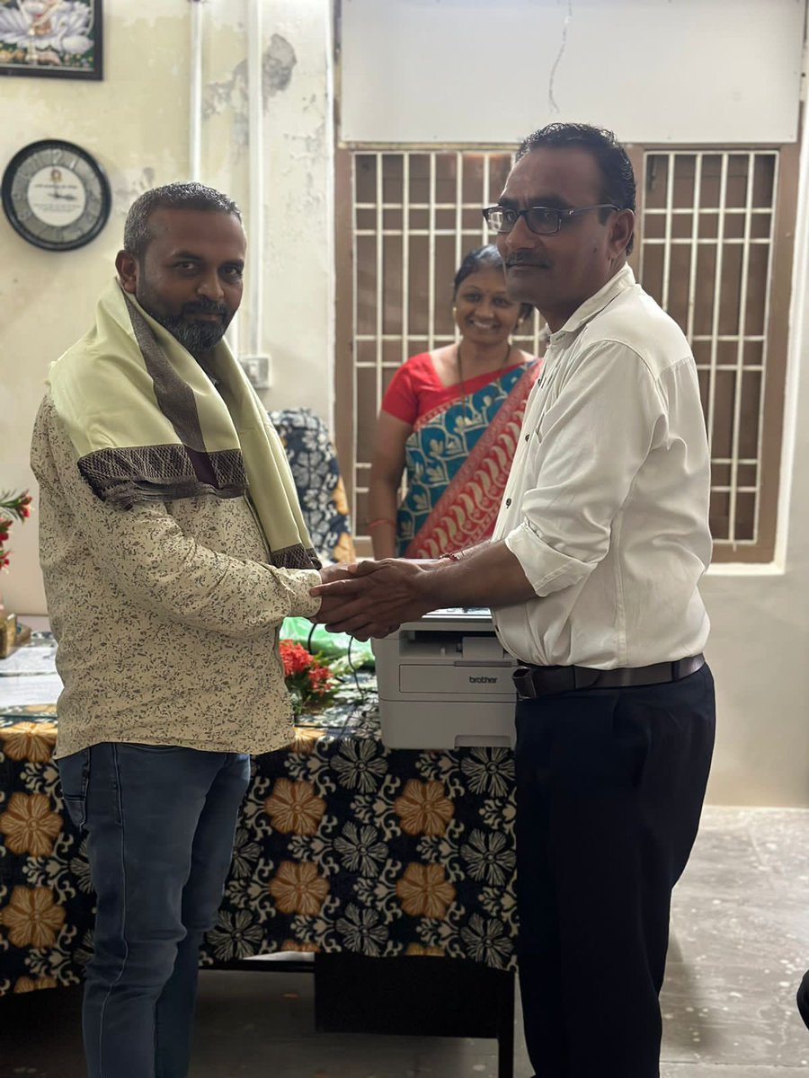 ગારીયાધાર નગરપાલીકા સંચાલીત આર.એમ શાહ કન્યા વિદ્યાલય મા છેલ્લા ધણા સમય થી ઓફીસ વર્ક માટે ના સાધનો સામગ્રી થી વંચીત છે, સ્ટાફ દ્રારા જાણ કરવામા આવી હતી તે અનુસંધાને તાત્કાલીક ધોરણે ધારાસભ્ય ના પગાર માંથી સાધનો ની ખરીદી કરી સ્કુલ ને અર્પણ કરવામા આવી.
<a href="/AAPGujarat/">AAP Gujarat</a> <a href="/isudan_gadhvi/">Isudan Gadhvi</a>