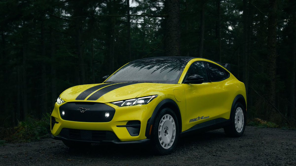 El Ford Mustang Mach-E Rally demuestra que un SUV eléctrico también puede derrapar en la tierra. ¡Descúbrelo en este vídeo! 🔥 hubs.li/Q021rRPR0
