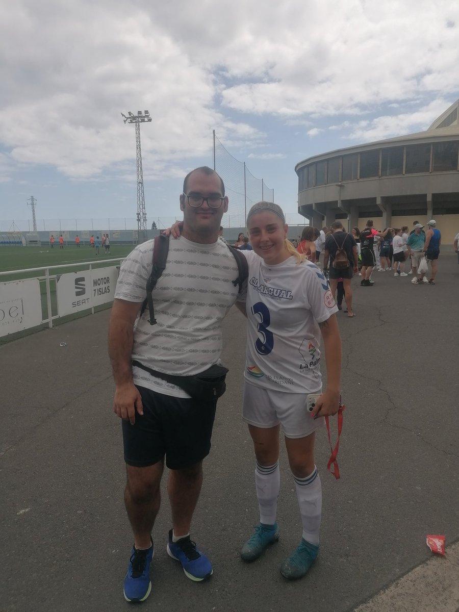 Un honor poder conocer a grandisimas personas y poder hacerme una foto juntos en el campo❤️ <a href="/Irenehdzzz/">Irene</a> <a href="/aroasegura/">Aroa Seguraa</a>