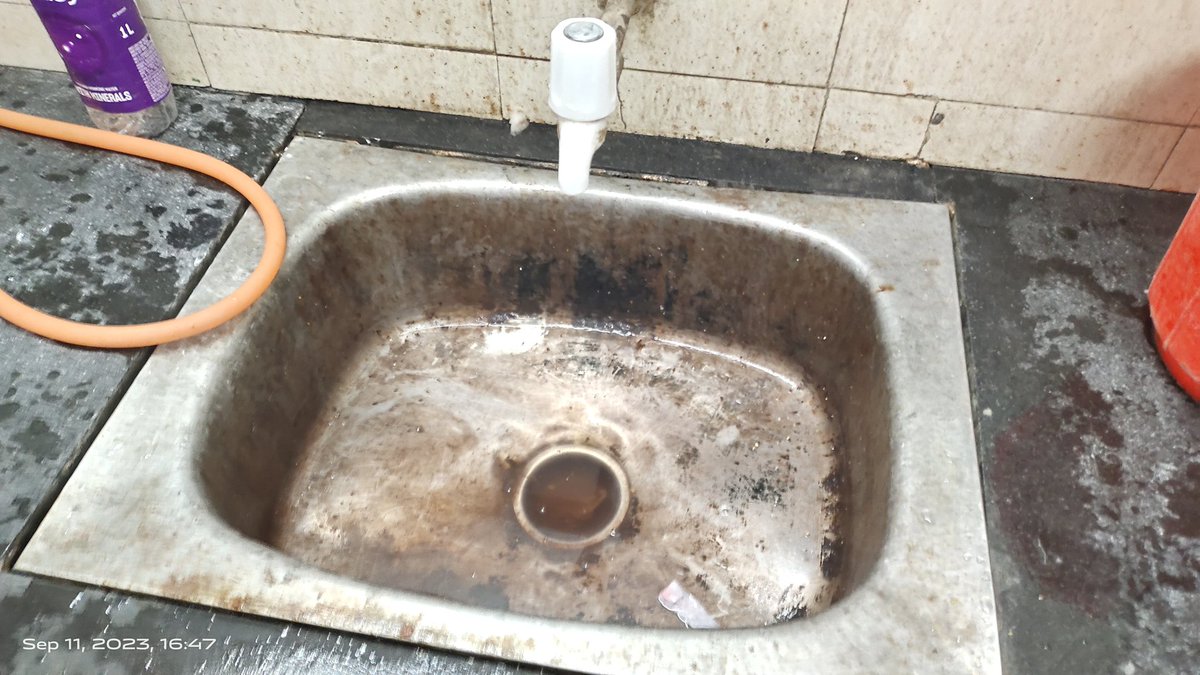 1PradeepBodh's tweet photo. Emargency ward Not cleaned toilet dr. Hedgewar hospital karkardooma New Delhi @ArvindKejriwal @MCD_Delhi @DrHedgewarHosp @HelthMinistry @ministerhelth1 @CMODelhi https://t.co/QWqwO6nY2N
