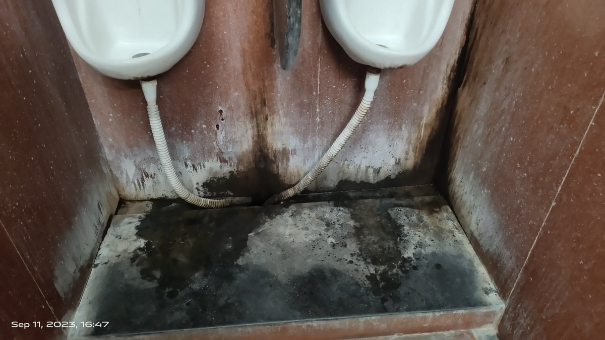 1PradeepBodh's tweet photo. Emargency ward Not cleaned toilet dr. Hedgewar hospital karkardooma New Delhi @ArvindKejriwal @MCD_Delhi @DrHedgewarHosp @HelthMinistry @ministerhelth1 @CMODelhi https://t.co/QWqwO6nY2N