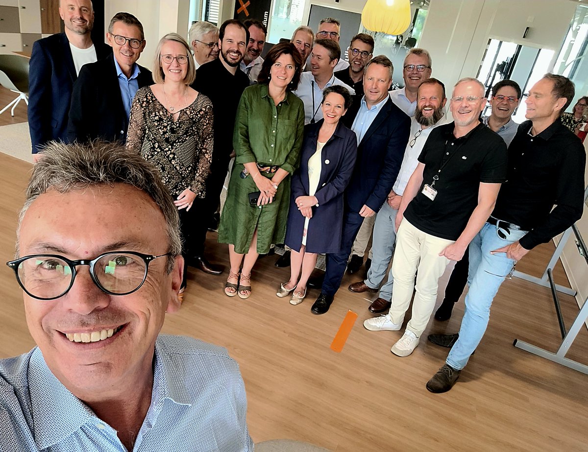 Dans le Grand Ouest, la rentrée c'est aussi la grande classe 🤩!
Ravi de retrouver un collectif managérial de chic et de choc, pour relever les challenges qui nous attendent autour de la modernisation de nos réseaux, de l'excellence client et de la RSE.
#LeadTheFuture 🚀