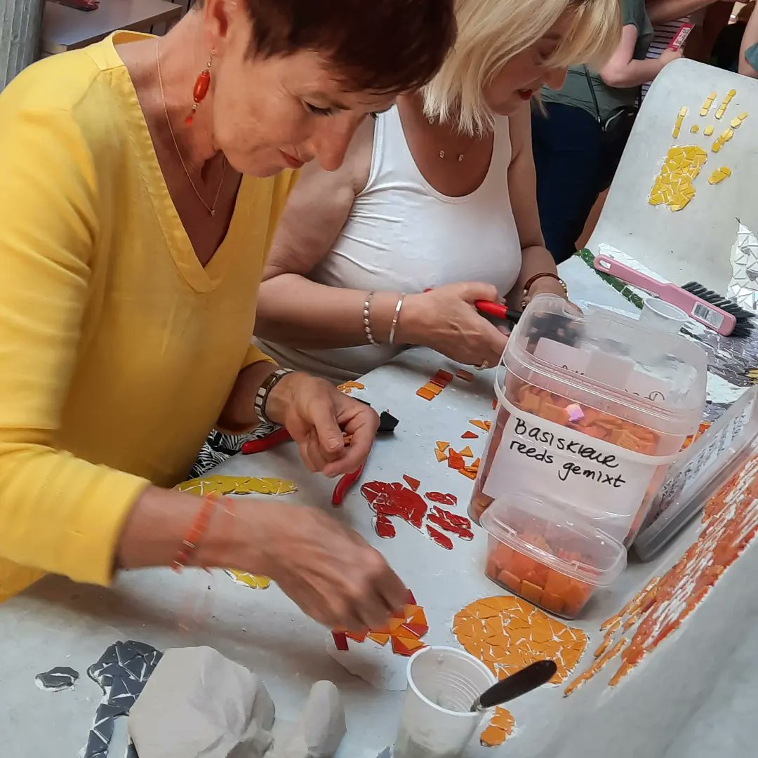 kubuslelystad's tweet photo. De dames van de Soroptimistclub Flevoland hebben de draad weer opgepakt: het mozaieken van een social sofa met als thema Orange the World.
#Soroptimistclub #Flevoland #socialsofa #orangetheworld #kubuslelystad #mozaïek #lelystart https://t.co/fHgnaZwtQS