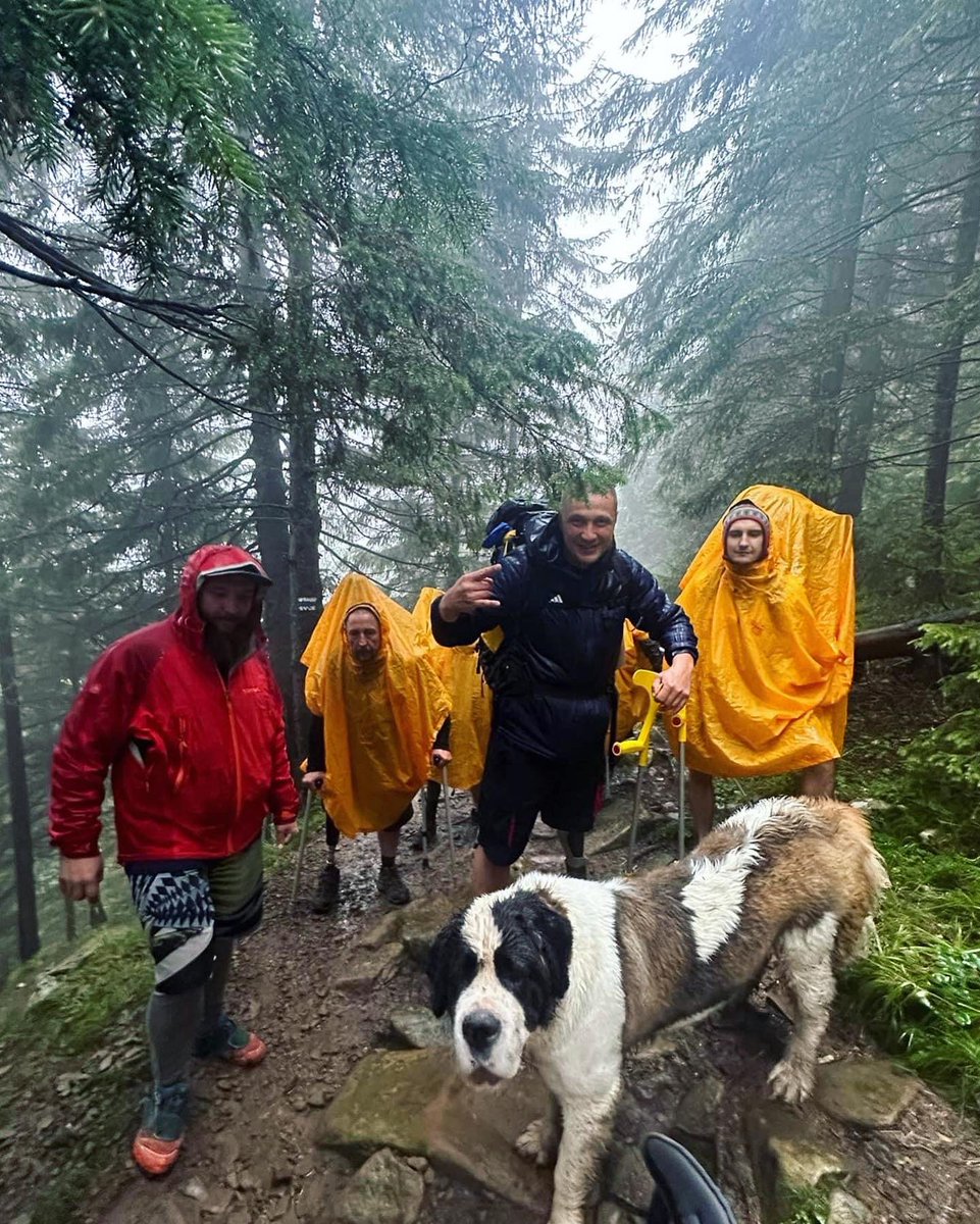 KyivPost's tweet photo. 🇺🇦💪5 Ukrainian veterans with prosthetic leg climbed Mount #Hoverla and raised UAH 6 million for the soldiers defending Ukraine.
In addition to their gear, the veterans carried 10 kilograms of sand. With each million raised, they dropped one kilogram.
📷: Oleksandr Shvetsov https://t.co/D5uK4djV4O