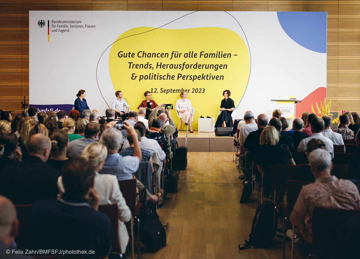 Wie muss eine nachhaltige Familienpolitik aussehen, die Familien gute Chancen ermöglicht, Sicherheit & Stabilität schafft? Darüber hat Familienministerin @lisapaus heute bei einer Fachtagung mit @JA_Allmendinger, Christina Ramb @DieBDA & @pruefer diskutiert.