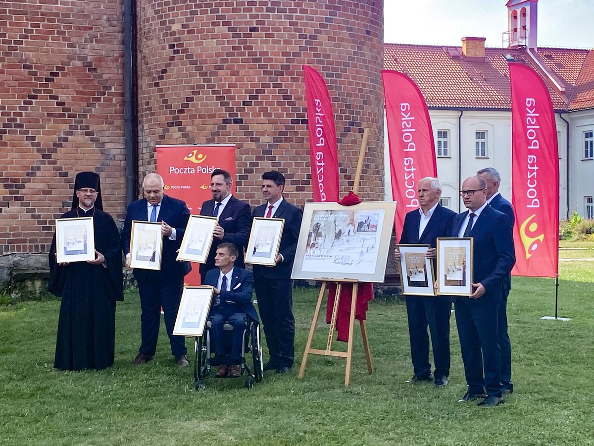 PocztaPolska's tweet photo. 📸W uroczystej prezentacji waloru w Muzeum Ikon w #Supraśl udział wzięli m. in. Minister @MAPGOVPL - @SasinJacek, Senator RP - @MariuszGromko, Marszałek Województwa Podlaskiego - @artur_kosicki oraz Krzysztof #Falkowski - prezes @PocztaPolska. https://t.co/3qj4Ed8HbG