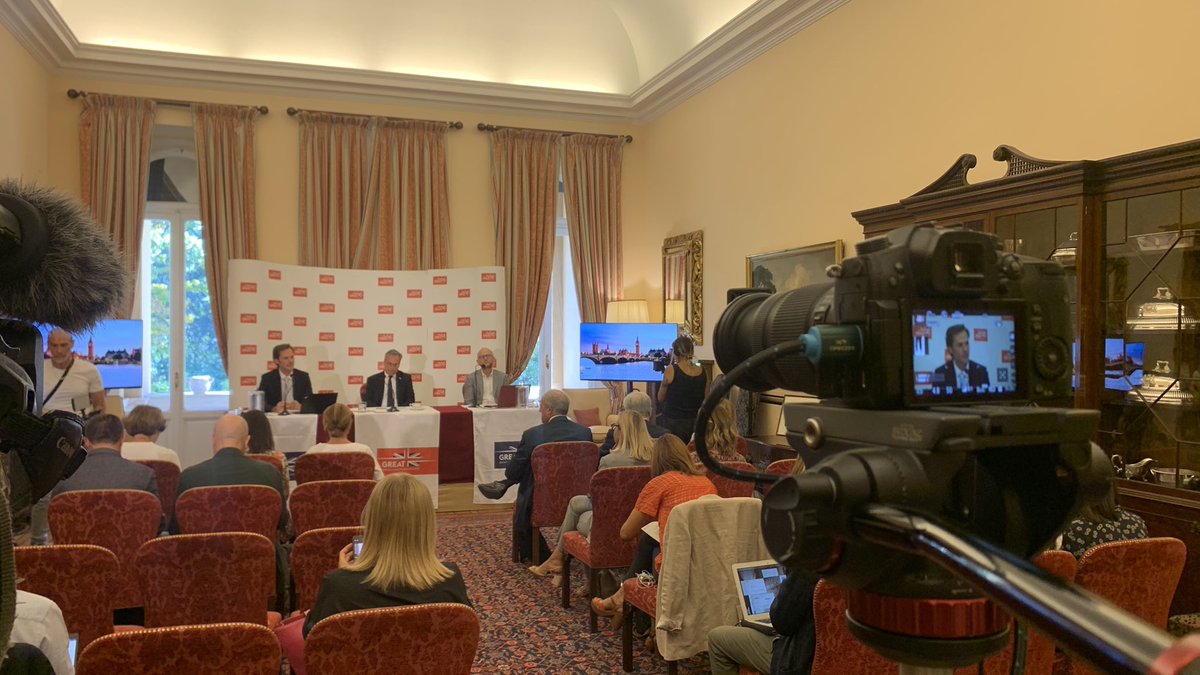 UKinItalia's tweet photo. Insieme all’Ambasciatore @EdLlewellynFCDO, Rado Fonda @swg_research e Pierluigi Puglia #UKinItaly presentiamo oggi a Villa Wolkonsky l’indagine su “La percezione del Regno Unito in Italia”. https://t.co/BnxjkL6CWD
