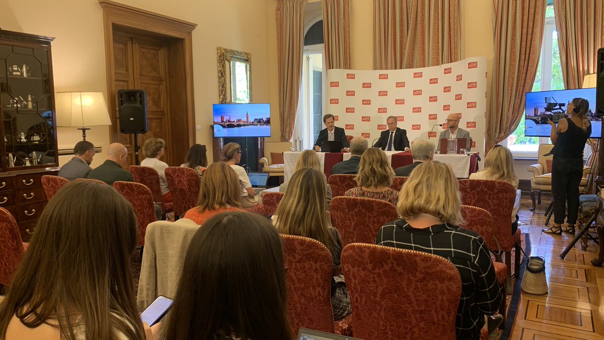 UKinItalia's tweet photo. Insieme all’Ambasciatore @EdLlewellynFCDO, Rado Fonda @swg_research e Pierluigi Puglia #UKinItaly presentiamo oggi a Villa Wolkonsky l’indagine su “La percezione del Regno Unito in Italia”. https://t.co/BnxjkL6CWD