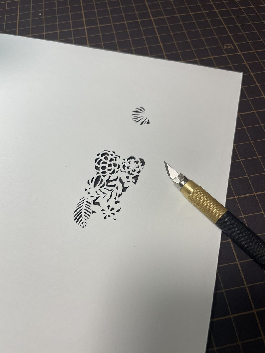 結婚式で使うために久しぶりに切り絵してる🥰
細すぎてリハビリしてからにすれば良かったかもってちょっと後悔😅
#切り絵
