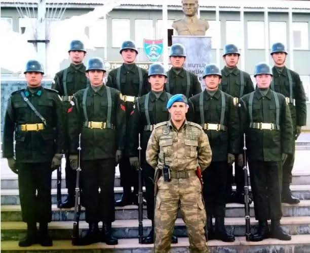 ABD ordusu tarafından verilen madalyayı kabul etmeyen emekli Albay Orkun Özeller'in TSK sosyal tesislerine girişi yasaklandı!

“Çünkü bu madalyayı verenler benim düşmanım olan YPG ile iş birliği içindedir. 

Onurum, bu madalyayı kabul etmeme müsaade etmemektedir.”

İNANILIR GİBİ