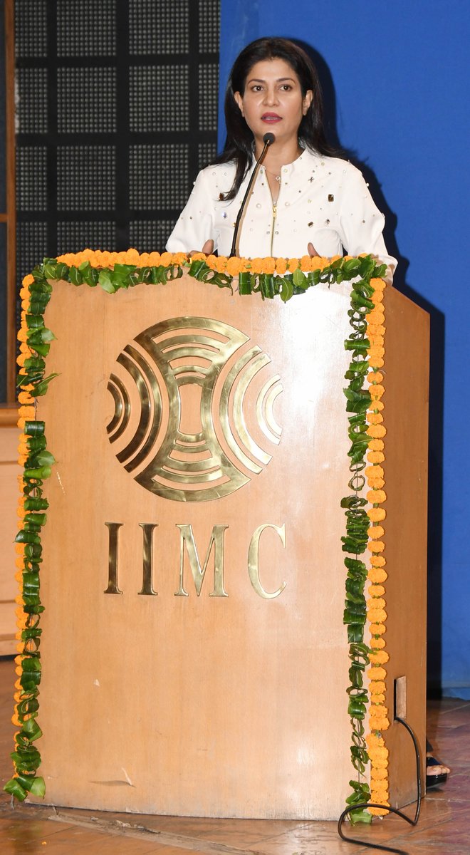 IIMC_India's tweet photo. During #Orientation23, the Chief Guest, Ms. @anjanaomkashyap said, "Hard work is the sole path to success." She further emphasized the importance of meticulous fact-checking, scriptwriting skills & profound understanding of subjects to ensure unassailable expertise in the field. https://t.co/XMCA13OIWz