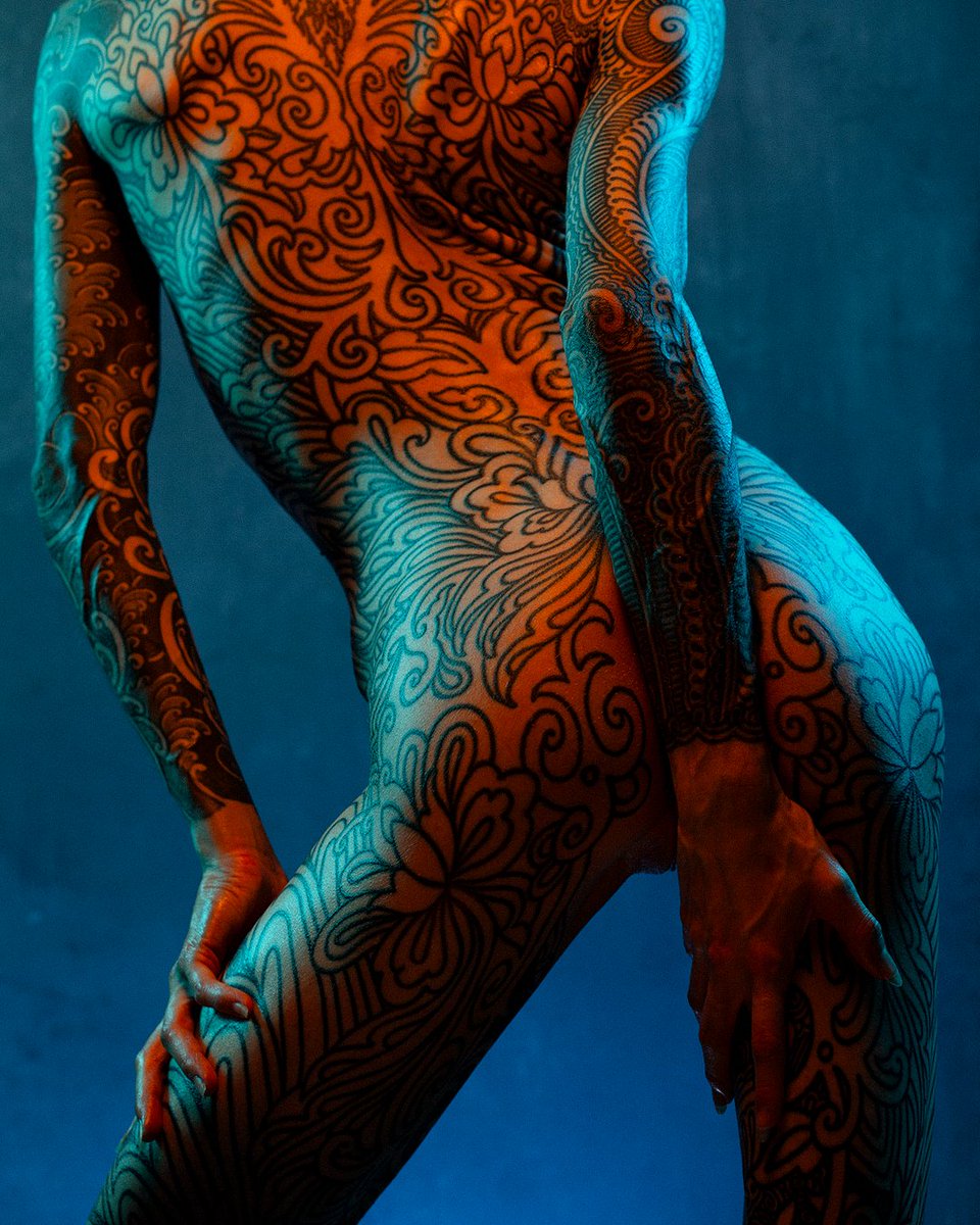 Amazing shooting with color gels and @noemidoragon (on instagram)
#tattoo #nude #photography