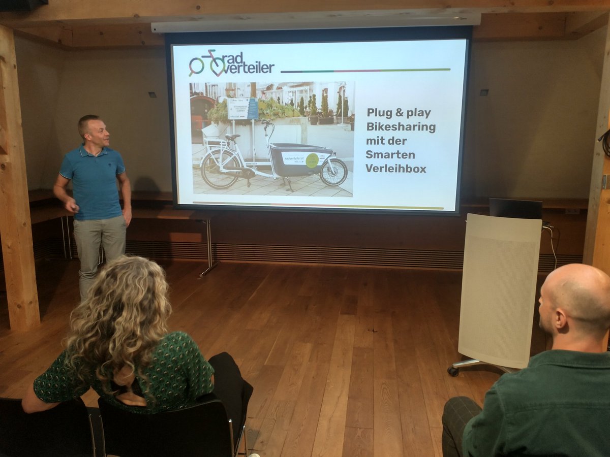 CycleCompetence's tweet photo. Das Thema #Transportrad-Lösungen für Gemeinden hatte eine Vortrags-Session beim #Radgipfel2023 mit Plug&amp;Play von Radkompetenz-Mitglied Radverteiler , Umfrage des KlimaEntLaster Teams, dem Vorarlberger Sharing von Fairvelo und dem großen Vorbild der Kleinstadt Lindau👍 #cargobike https://t.co/RzmgcylP0h