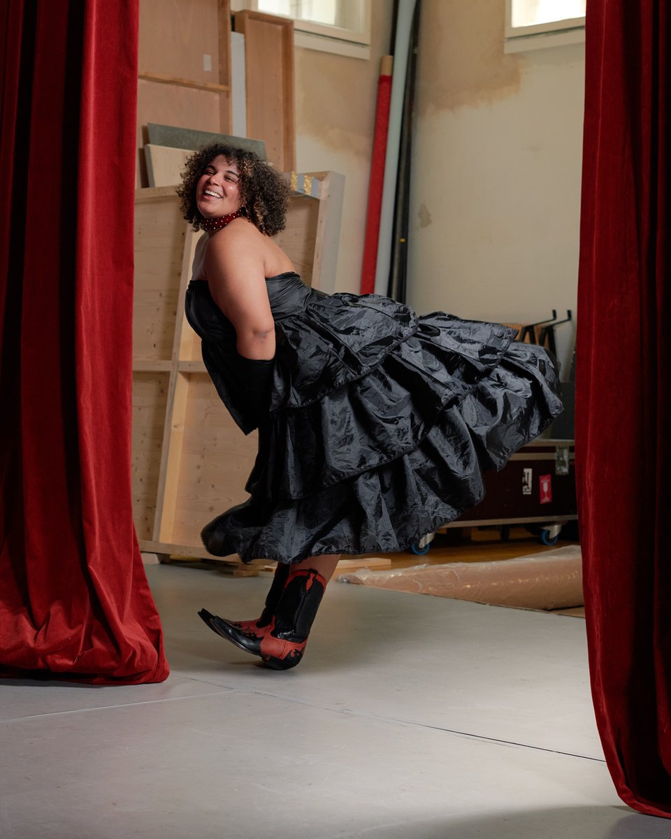 SchauspielhWien's tweet photo. Liebe Sissi Reich, herzlich willkommen am Schauspielhaus! Als Nächstes steht sie am 3. November auf der Bühne, für die Premiere von BÜHNENBESCHIMPFUNG. 

Mehr Infos unter: https://t.co/5WgdFtOgRi

📸 Julian Lee-Harather / https://t.co/RCtToncEwF https://t.co/WBhm1ZyUBc