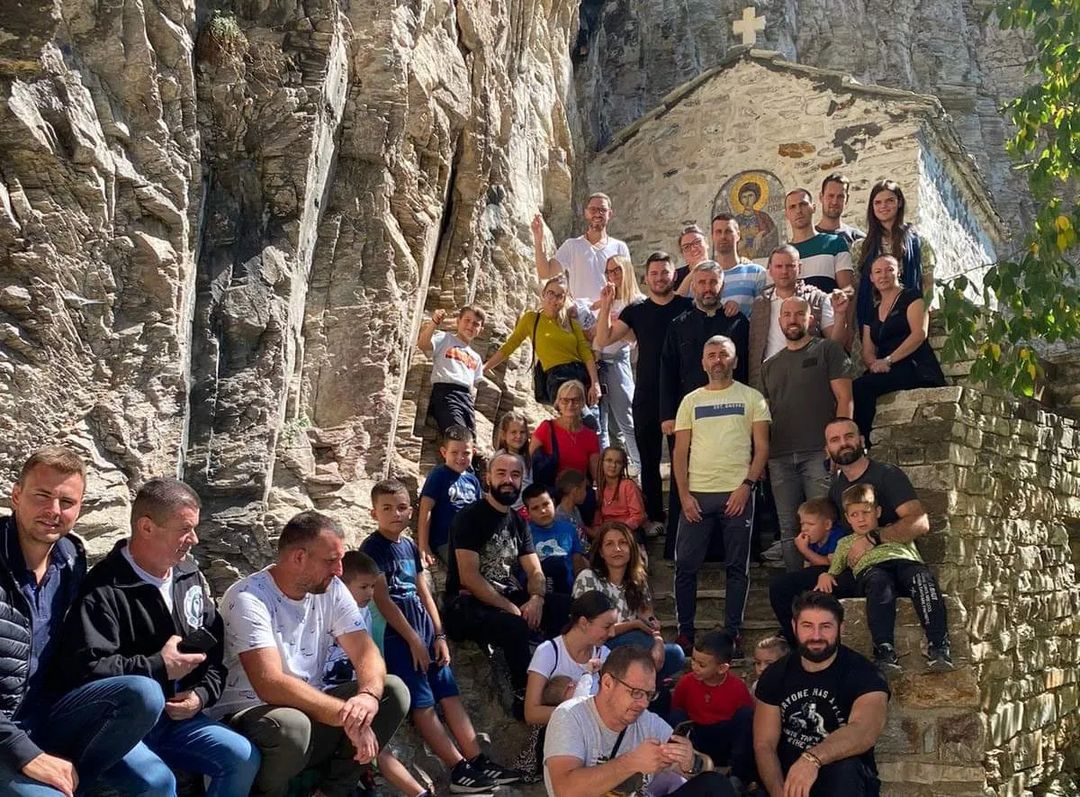 Сабор српских Светитеља прослављен у Горњој Ипосници Светога Саве у Студеници.

Са благословом архимандрита Тихона, игумана светиње, у четрнаесту недељу по Духовима, богослужио је протојереј Мирољуб Попадић, старешина Храма Свете Тројице у Краљеву.

☧ eparhija-zicka.rs/sabor-srpskih-…
